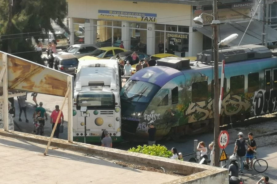 Πανικός στη Λιοσίων! Συρμός του προαστιακού συγκρούστηκε με λεωφορείο – Δείτε εικόνα & βίντεο